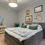 Center By Grand דירה