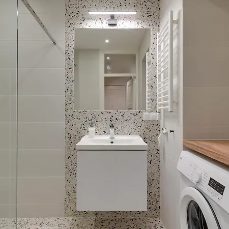 Center By Grand 公寓