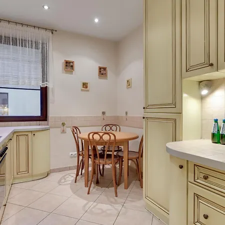 Center By Grand 公寓